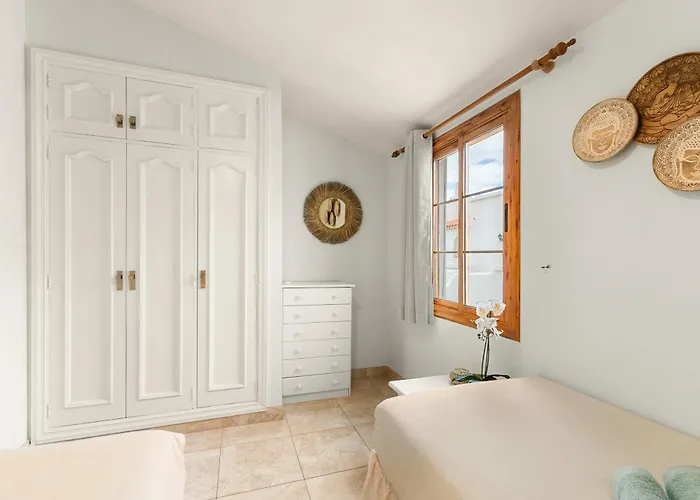 Beautiful 4 Bedroom House With Phenomenal Golf And Mountain Views Aparthotel San Miguel de Abona