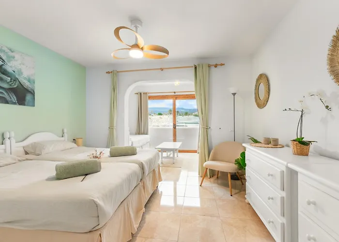 Beautiful 4 Bedroom House With Phenomenal Golf And Mountain Views 4*