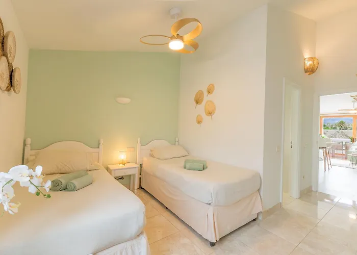 Beautiful 4 Bedroom House With Phenomenal Golf And Mountain Views Aparthotel San Miguel de Abona