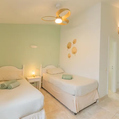 Beautiful 4 Bedroom House With Phenomenal Golf And Mountain Views Lägenhetshotell San Miguel de Abona