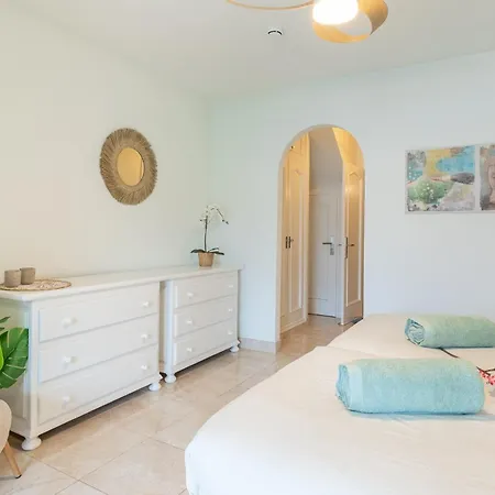 Beautiful 4 Bedroom House With Phenomenal Golf And Mountain Views Lägenhetshotell San Miguel de Abona