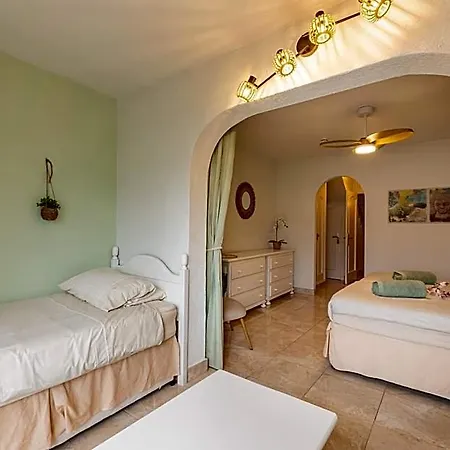 Apartahotel Beautiful 4 Bedroom House With Phenomenal Golf And Mountain Views San Miguel de Abona