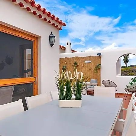 Beautiful 4 Bedroom House With Phenomenal Golf And Mountain Views Apartmanhotel San Miguel de Abona