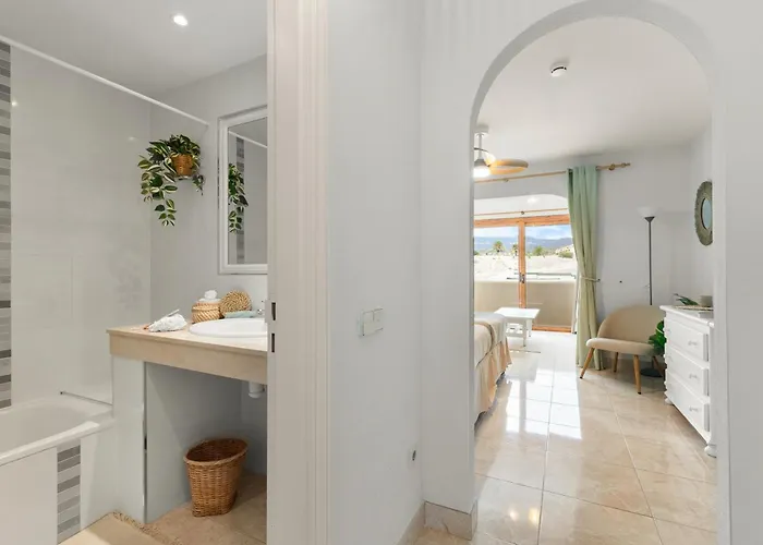 Beautiful 4 Bedroom House With Phenomenal Golf And Mountain Views 圣米格尔德阿沃纳